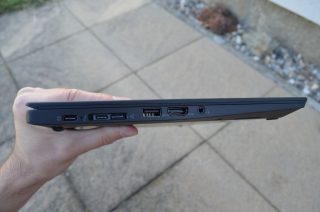 Levý bok ThinkPad T14s.