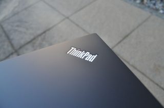 Pohled na ThinkPad T14s.