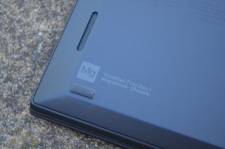 Mřížka reproduktoru a zdůraznění magneziového šasi.