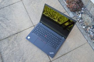 Lesklý displej je za dne bohužel jako zrcadlo.