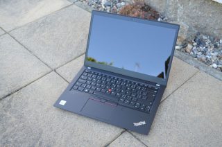 Pohled na ThinkPad T14s.