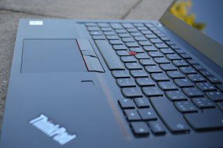 Pohled na pracovní plochu ThinkPadu T14s.