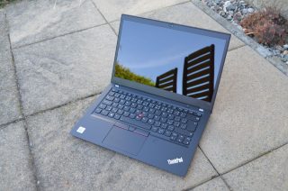 4K UHD displej má jako jediný v nabídce lesklou povrchovou úpravu.