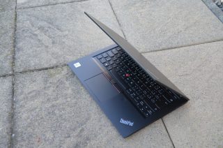 Pohled na ThinkPad T14s.