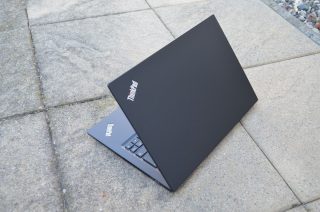 Pohled na ThinkPad T14s.