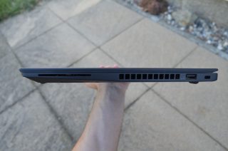 Pravý bok notebooku.