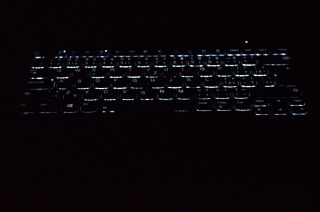 Světlo prosvítá spod kláves až z větší vzdálenosti.