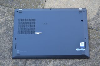 Spodní strana notebooku.