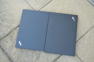 Velikostní srovnání s ThinkPadem T470/25 (vpravo).