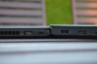 Srovnání tloušťky s ThinkPadem T470/25 (vpravo).