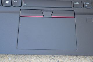 Mylarový touchpad je příjemný na dotek, integrované tlačítko je ale spíše slabší.