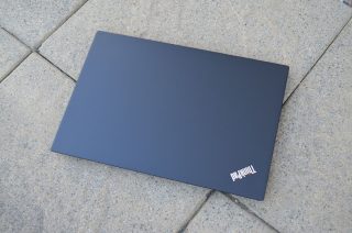 Víko obrazovky je vyrobené z kompozitu plastu a skelných vláken.