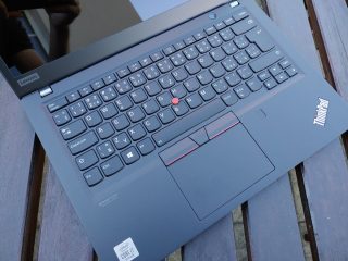 Ostrůvková klávesnice nabízí nečekaně vysoký zdvih.