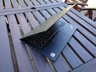 Notebook je na první pohled velmi tenký a kompaktní.