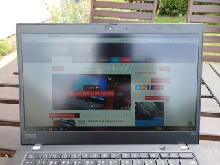 Podsvícení 300 nit je spodní hranicí pro jakoukoliv práci venku.