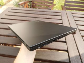 Notebook zaujme kompaktními rozměry a nízkou hmotností.