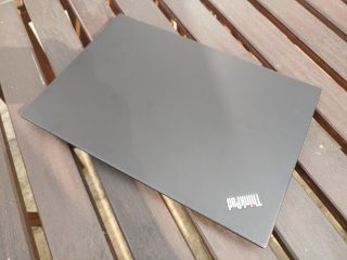 Víko obrazovky je dle konfigurace z uhlíku či plastu.