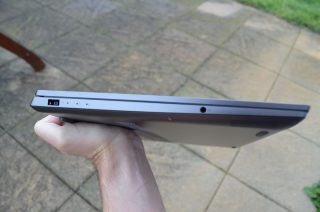 Konektory Lenovo Yoga S740-15IRH na levém boku.