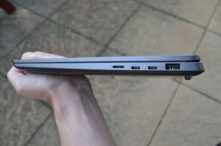 Konektory Lenovo Yoga S740-15IRH na pravém boku.