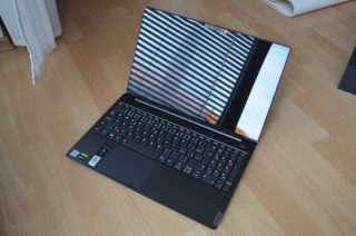 Displej Lenovo Yoga S740-15IRH má lesklý povrch.