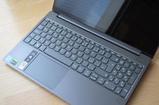 Pracovní plocha Lenovo Yoga S740-15IRH.