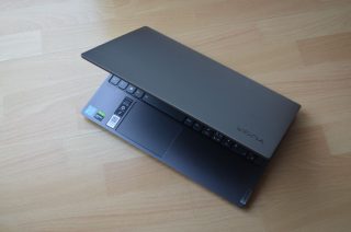 Pohled na Lenovo Yoga S740-15IRH.