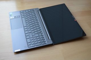 Displej Lenovo Yoga S740-15IRH lze vyklopit téměř do roviny se základnou.