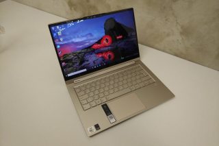 Notebook má v sobě typickou nenápadnost řady Yoga.