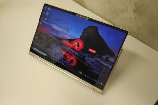 Displej je možné otočit dozadu.