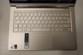 Pohled na klávesnici a touchpad.