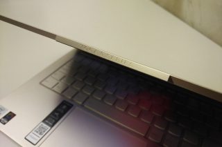 Nenápadně umístěné logo Yoga.