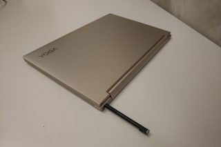 Zdířka na dotykové pero.