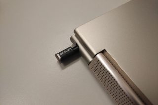 Detail pantu a dotykového pera.