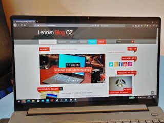 lenovo-yoga-s740-15irl-displej-uvnitr