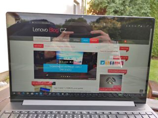 lenovo-yoga-s740-15irl-displej-venku3
