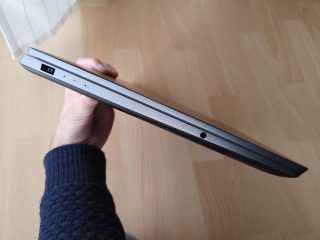 lenovo-yoga-s740-15irl-levy-bok