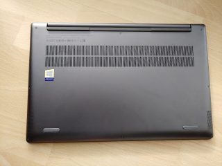 lenovo-yoga-s740-15irl-spodni-strana