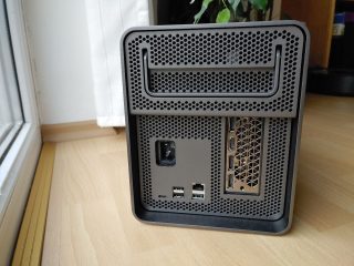 Konektorová výbava boxu Lenovo Bootstation.