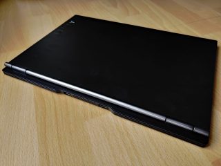 Kulatý výřez na zadní straně notebook mírně omladil.