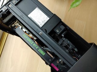 Pohled na grafiku a zdroj, vpravo je lehce patrné zapojení 2,5“ HDD.