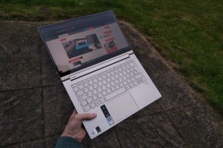 Otevření v úhlu 180°.