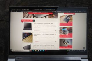 Pohled na displej venku za podzimního odpoledne.