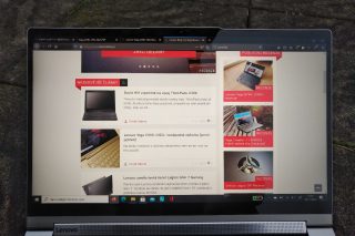 Pohled na displej venku za podzimního odpoledne.