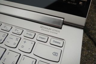 Druhý reproduktor v pravé straně pantu.