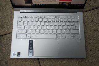 Pohled na klávesnici Lenovo Yoga C940-14IIL.