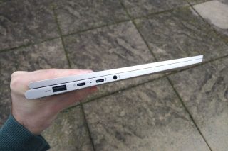 Konektory na levém boku.