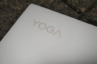 Nesmí chybět klasické logo Yoga.