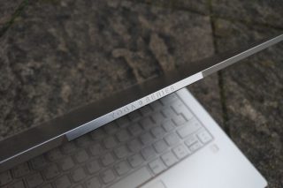 Hezky zpracovaný prvek víka displeje.