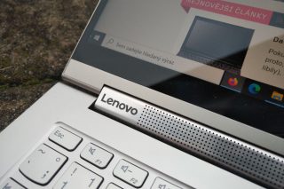 Jeden z reproduktorů najdeme v levé straně pantu.