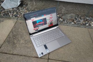 Pohled na Lenovo Yoga C940-14IIL.